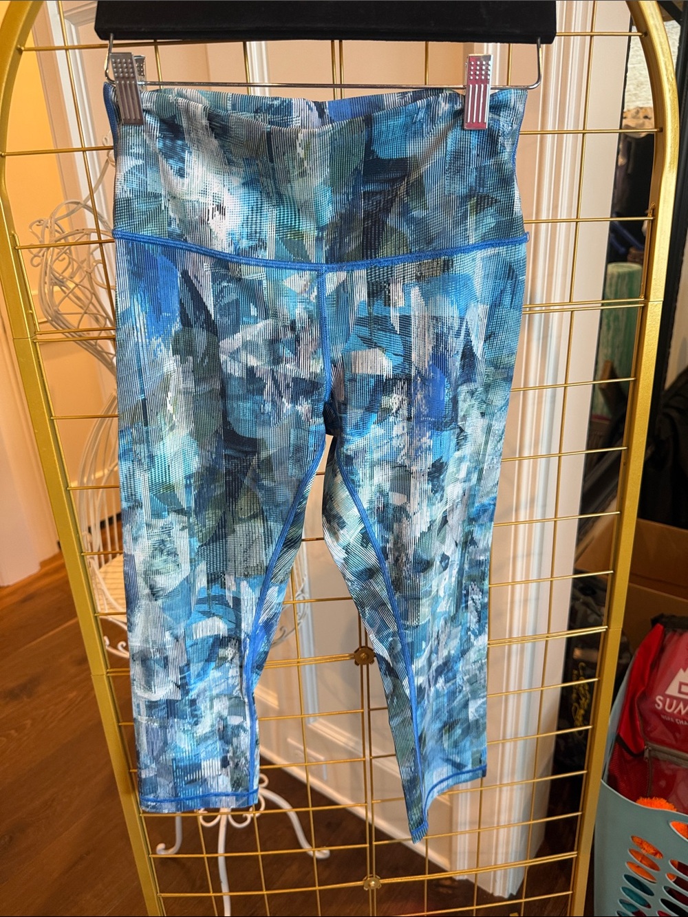 Lululemon cropped Blue Patterned Active Capri Leggings size 8